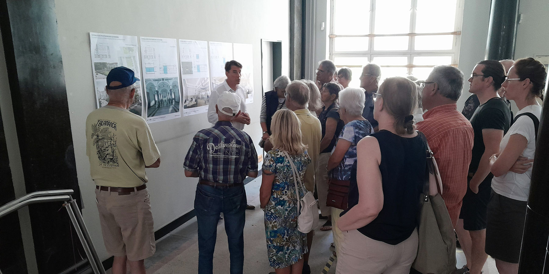 Der projektleitende Architekt informiert über die Sanierung © 2024 SBL Schwerin