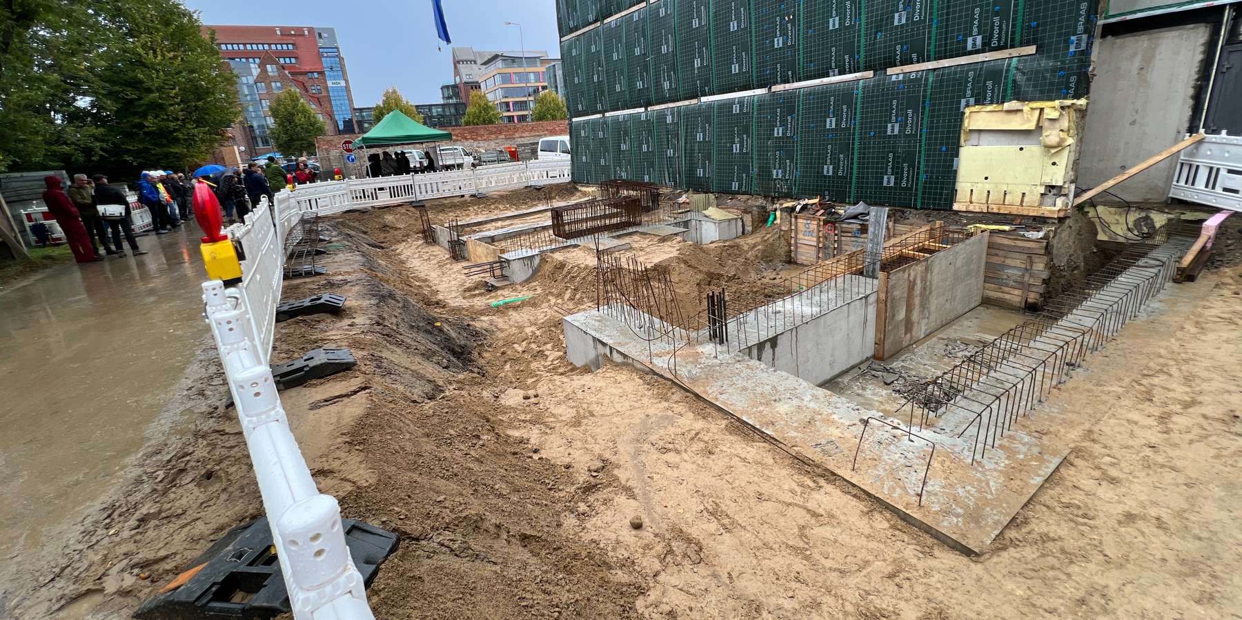 Blick auf das Baufeld des Erweiterungsbaus. © 2023 Christian Hoffmann (Finanzministerium M-V / sbl-mv)