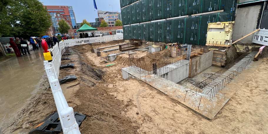 Blick auf das Baufeld des Erweiterungsbaus. © 2023 Christian Hoffmann (Finanzministerium M-V / sbl-mv)