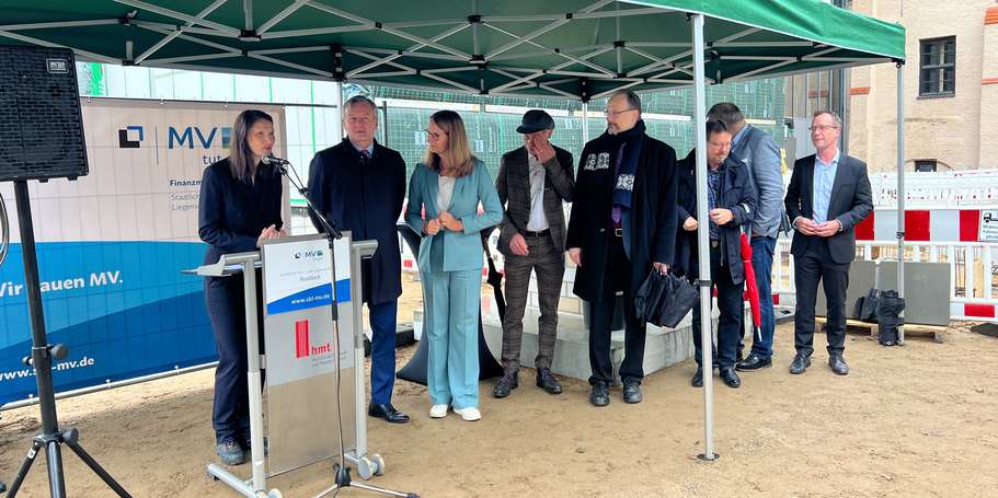 durch die Leiterin des SBL Rostock Carmen Alina Botezatu © 2023 Christian Hoffmann (Finanzministerium M-V / sbl-mv)