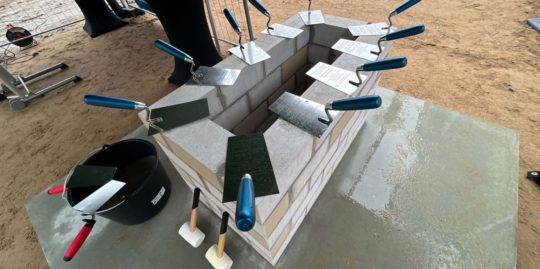 Der Grundstein für die 16,9 Millionen Euro umfassende Investition des Landes M-V kann gelegt werden, die Maurerkellen liegen bereit. © 2023 Christian Hoffmann (Finanzministerium M-V / sbl-mv)