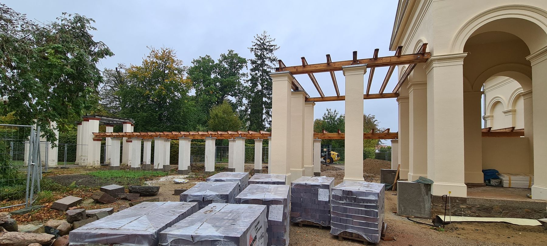 Der Laubengang mit der offenen Laube ist bereits fertiggestellt und wird später noch bepflanzt. © 2023 SBL Neubrandenburg