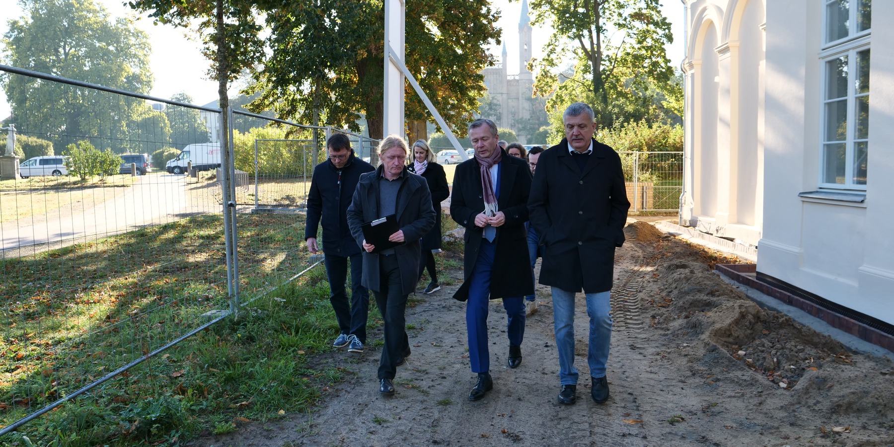 v. l. n. r. : Andreas Grund, Bürgermeister der Stadt Neustrelitz, Dezernent Thomas Greier vom SBL Neubrandenburg, Finanzminister Dr. Heiko Geue und Mitglied des Landtages Andreas Butzki beim Baustellenrundgang © 2023 SBL Neubrandenburg