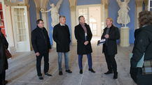 v.l.n.r. Andreas Grund, Bürgermeister von Neustrelitz, Landtagsabgeordneter Andreas Butzki, Finanzminister Dr. Heiko Geue und Dezernent Thomas Greier vom SBL Neubrandenburg im Blauen Saal der Orangerie © 2023 SBL Neubrandenburg