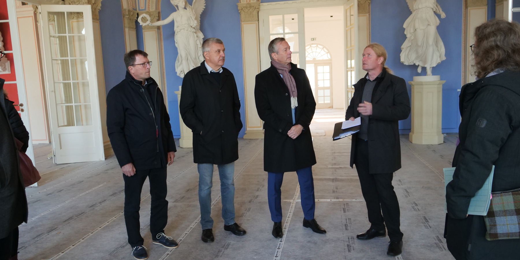 v.l.n.r. Andreas Grund, Bürgermeister von Neustrelitz, Landtagsabgeordneter Andreas Butzki, Finanzminister Dr. Heiko Geue und Dezernent Thomas Greier vom SBL Neubrandenburg im Blauen Saal der Orangerie © 2023 SBL Neubrandenburg