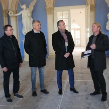 v.l.n.r. Andreas Grund, Bürgermeister von Neustrelitz, Landtagsabgeordneter Andreas Butzki, Finanzminister Dr. Heiko Geue und Dezernent Thomas Greier vom SBL Neubrandenburg im Blauen Saal der Orangerie © 2023 SBL Neubrandenburg
