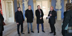 v.l.n.r. Andreas Grund, Bürgermeister von Neustrelitz, Landtagsabgeordneter Andreas Butzki, Finanzminister Dr. Heiko Geue und Dezernent Thomas Greier vom SBL Neubrandenburg im Blauen Saal der Orangerie © 2023 SBL Neubrandenburg