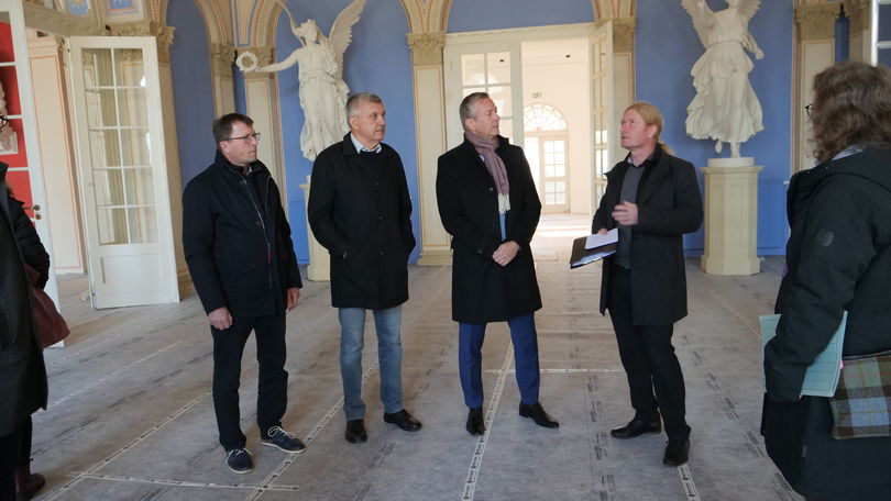 v.l.n.r. Andreas Grund, Bürgermeister von Neustrelitz, Landtagsabgeordneter Andreas Butzki, Finanzminister Dr. Heiko Geue und Dezernent Thomas Greier vom SBL Neubrandenburg im Blauen Saal der Orangerie © 2023 SBL Neubrandenburg