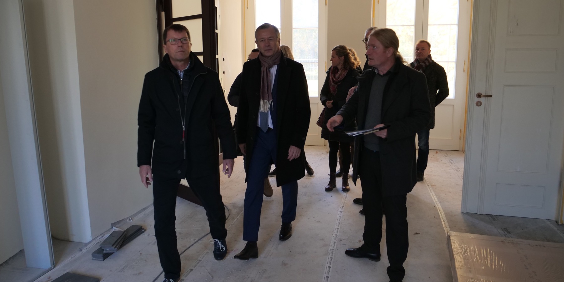 v. l. n. r. Bürgermeister Grund, Finanzminister Dr. Geue und Herr Greier beim Rundgang durch die Orangerie © 2023 SBL Neubrandenburg