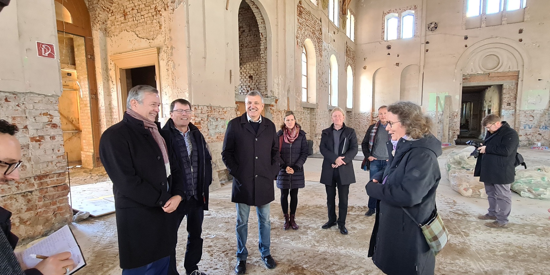 Frau John erläutert die Baumaßnahmen in der ehemaligen Reithalle. © 2023 SBL Neubrandenburg