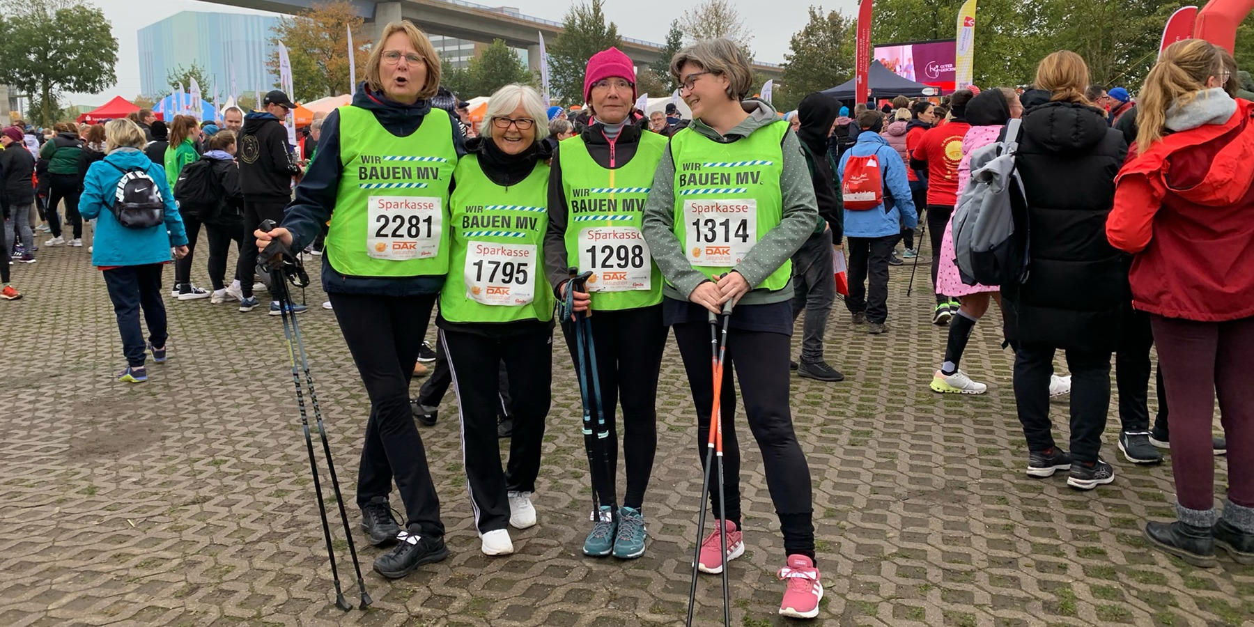 Das Walking-Team vor dem Start, v.l.n.r.: Gunda Schwarz, Sabine Koschinsky, Heike Bauer-Plettenberg, Dorit Bendler - nicht mit auf dem Bild Kerstin Jagusch, die als Läuferin über 10 km startete © 2023 Staatliches Bau- und Liegenschaftsamt Greifswald