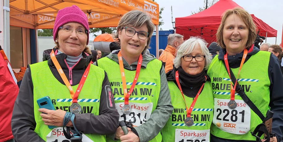 Das Walking-Team am Ziel - so sehen Sieger aus! © 2023 Staatliches Bau- und Liegenschaftsamt Greifswald