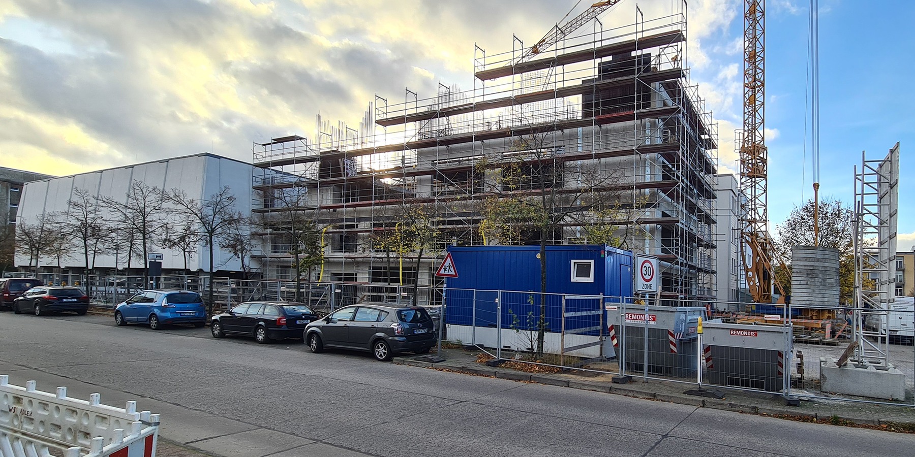 Der Rohbau des Erweiterungsbaus, links das Lehrgebäude 4. © 2023 SBL Neubrandenburg