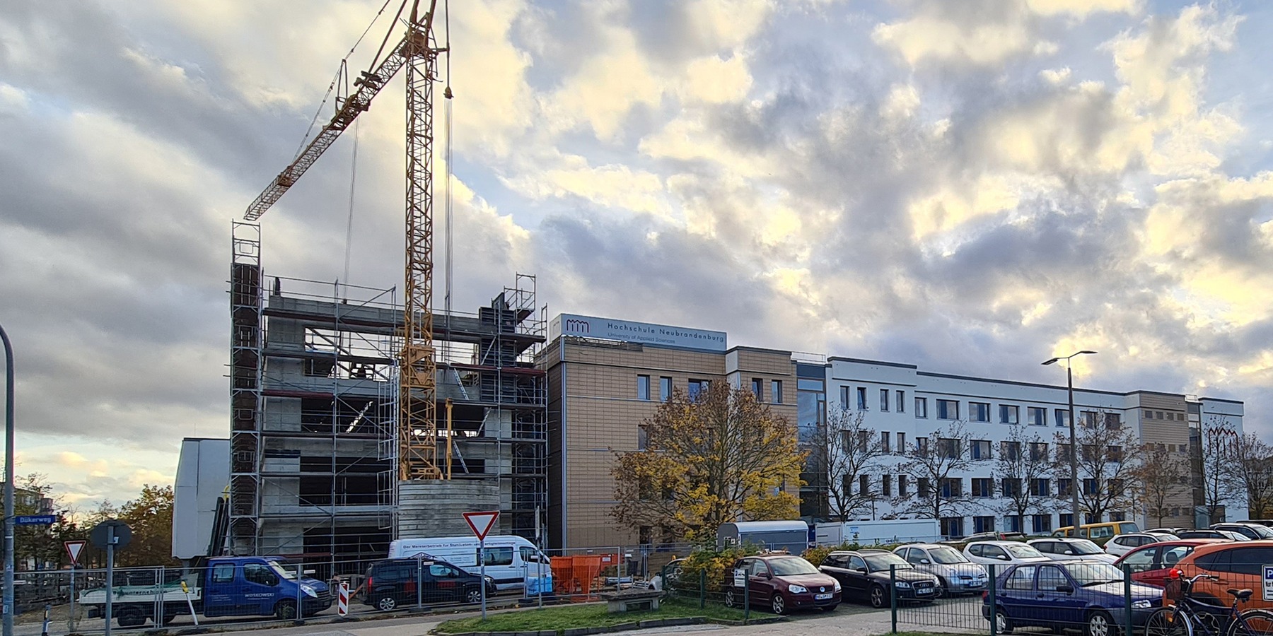 Blick auf den Rohbau des Erweiterungsbaus für die Hochschulbibliothek Neubrandenburg, rechts das Lehrgebäude 1 © 2023 SBL Neubrandenburg