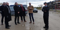 Sven Janssen, Kapitän zur See und Kommandeur der MTS (rechts im Bild) erläutert den Gästen die Bedeutung der Hallenschießanlage: v.l.n.r.: Stefan Wenzl, Prof. Dr. Roland Börger, Dr. Heiko Geue, Thomas Würdisch, Stephan Aufdermauer, Sven Janssen © 2023 SBL Greifswald