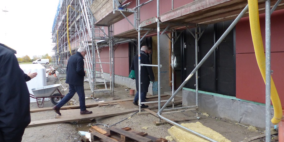 nach der Begrüßung und einführenden Worten zur Baumaßnahme Hallenschießanlage geht es in den entstehenden Neubau © 2023 SBL Greifswald