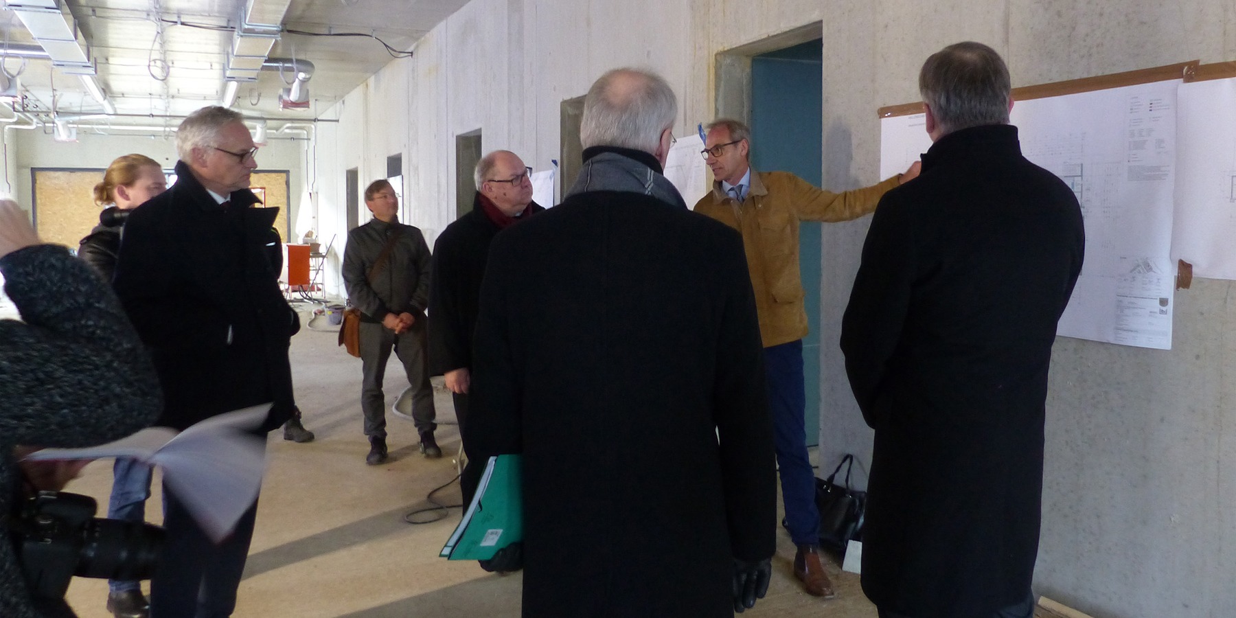 Anhand von Plänen erläutert Stephan Aufdermauer das Planungs- und Baukonzept der Hallenschießanlage und beantwortet Fragen der Gäste © 2023 SBL Greifswald