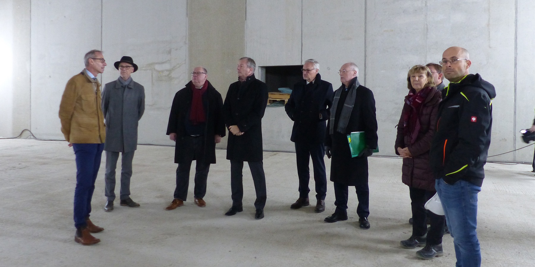 während des Rundganges in einer der Schießhallen, v.l.n.r.: Stephan Aufdermauer, Uwe Jannsen, Thomas Würdisch, Dr. Heiko Geue, Stefan Wenzl, Prof. Dr. Roland Börger, Projektleiterin Karin Bräuer vom SBL Greifswald, Architekt Dipl.-Ing. Holger Schmidt © 2023 SBL Greifswald