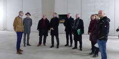 während des Rundganges in einer der Schießhallen, v.l.n.r.: Stephan Aufdermauer, Uwe Jannsen, Thomas Würdisch, Dr. Heiko Geue, Stefan Wenzl, Prof. Dr. Roland Börger, Projektleiterin Karin Bräuer vom SBL Greifswald, Architekt Dipl.-Ing. Holger Schmidt © 2023 SBL Greifswald
