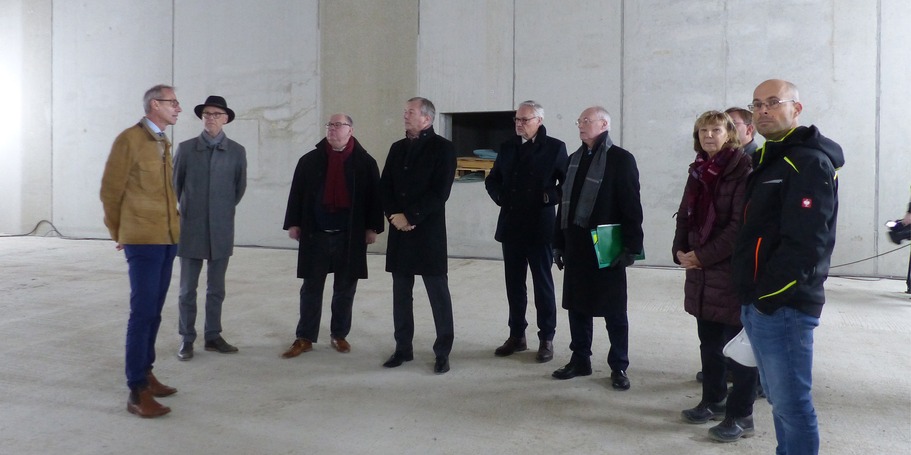 während des Rundganges in einer der Schießhallen, v.l.n.r.: Stephan Aufdermauer, Uwe Jannsen, Thomas Würdisch, Dr. Heiko Geue, Stefan Wenzl, Prof. Dr. Roland Börger, Projektleiterin Karin Bräuer vom SBL Greifswald, Architekt Dipl.-Ing. Holger Schmidt © 2023 SBL Greifswald