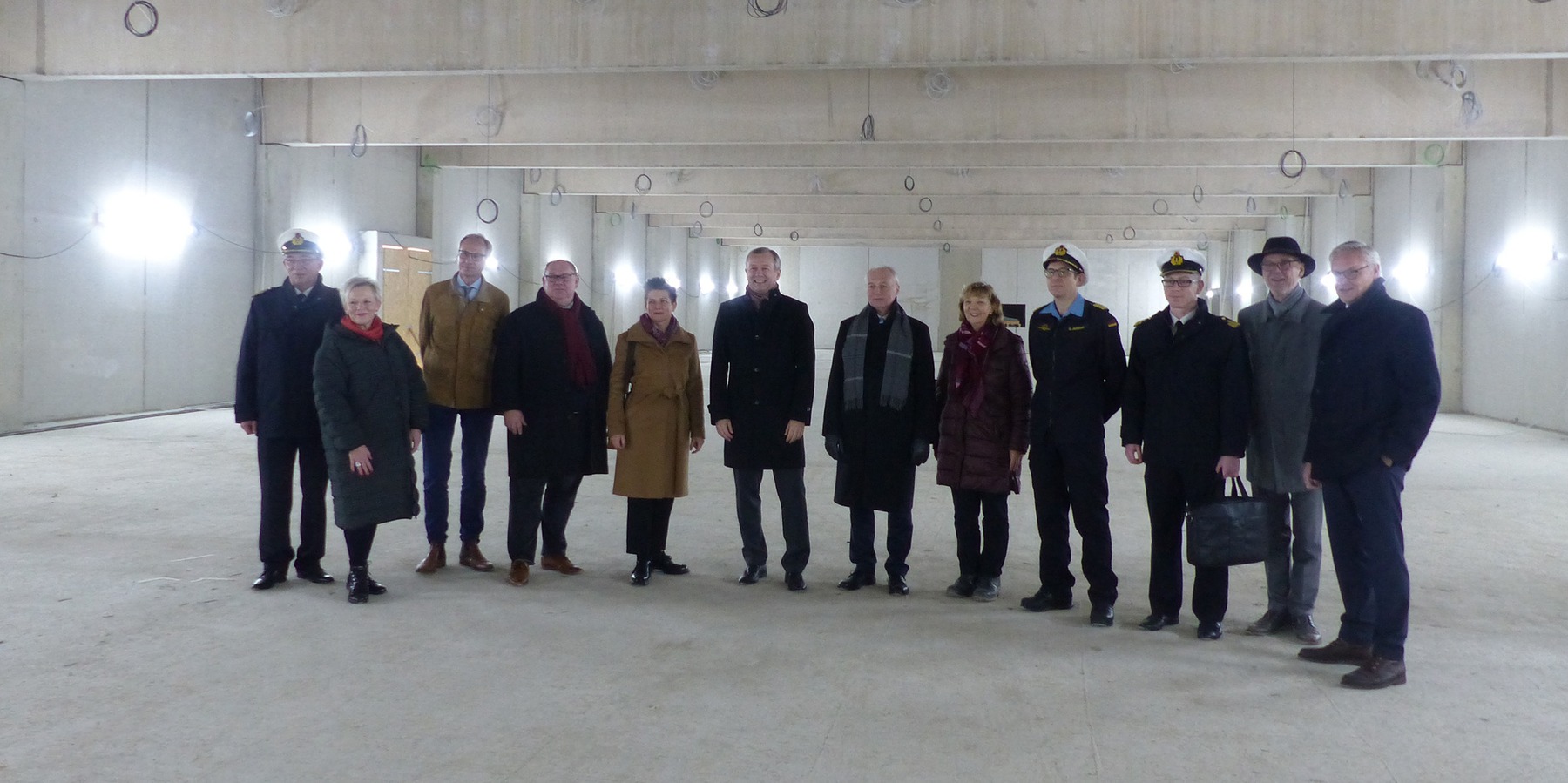 Gruppenfoto in der großen Schießhalle, v.l.n.r.: Kapitän zur See Andreas Rohbrecht - BAiUD Kompetenzzentrum Baumanagement Kiel, Kerstin Thoß - BWDLZ Torgelow, Stephan Aufdermauer - Leiter SBL Greifswald, die Mitglieder des Landtages M-V Thomas Würdisch un © 2023 SBL Greifswald