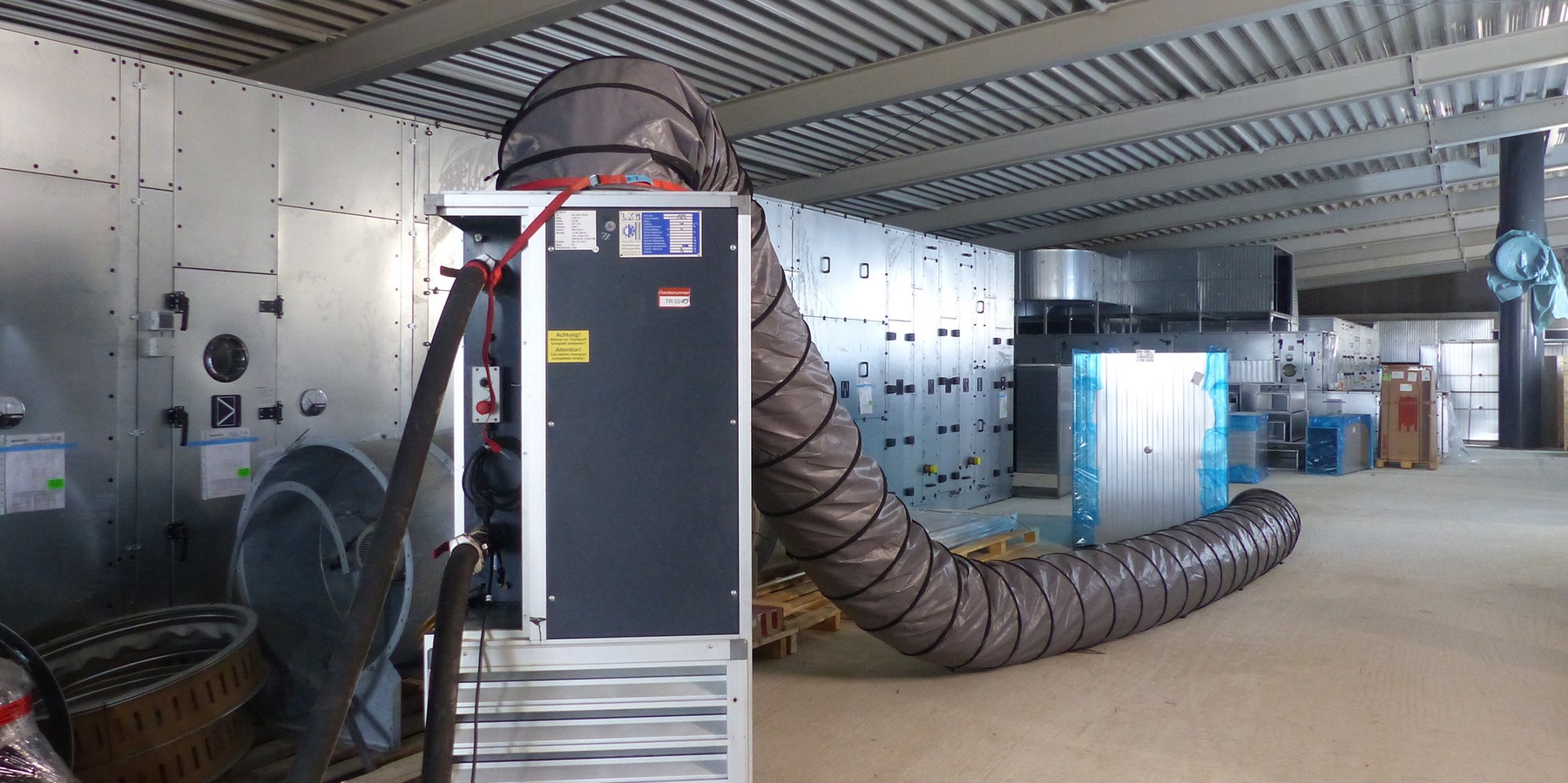 Blick in das Dachgeschoss, welches komplett als Technikgeschoss für die leistungsfähige Lüftungsanlage  benötigt wird © 2023 SBL Greifswald