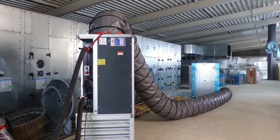 Blick in das Dachgeschoss, welches komplett als Technikgeschoss für die leistungsfähige Lüftungsanlage  benötigt wird © 2023 SBL Greifswald