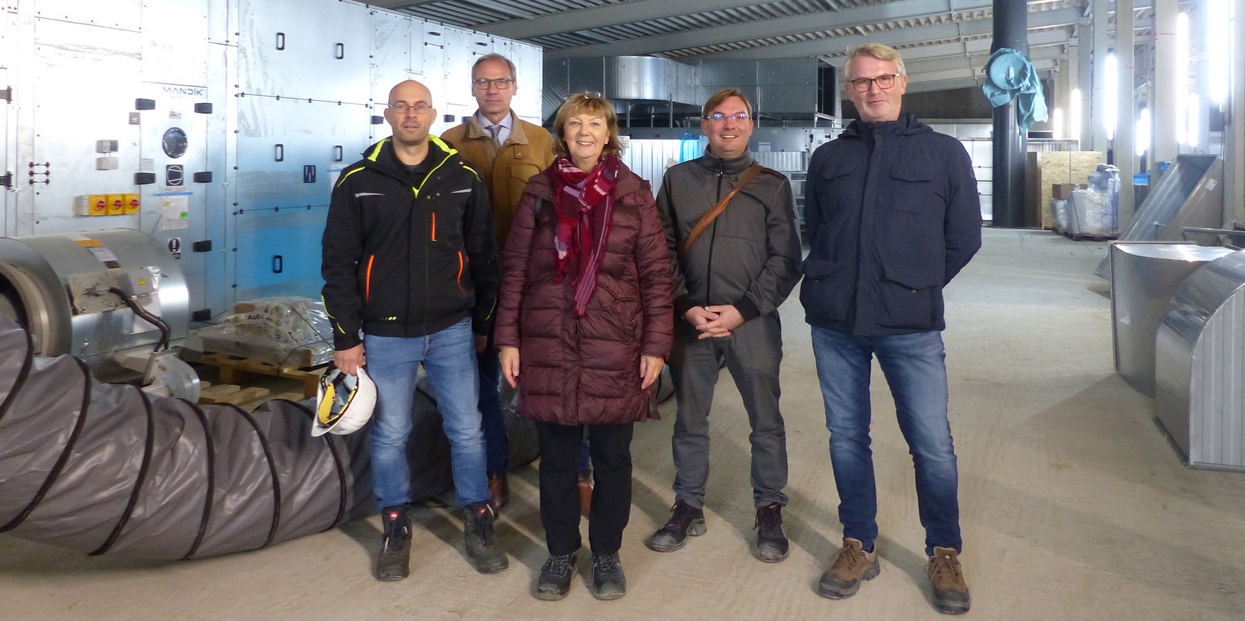 Planer und Projektleiter unter sich, v.l.n.r.: Architekt Dipl.-Ing. Holger Schmidt vom Büro Lammel, Lerch   Partner aus Regensburg, Amtsleiter SBL Greifswald Stephan Aufdermauer, Projektleiterin SBL Greifswald Karin Bräuer, Elektro-Planer Dipl.-Ing. Klaus © 2023 SBL Greifswald