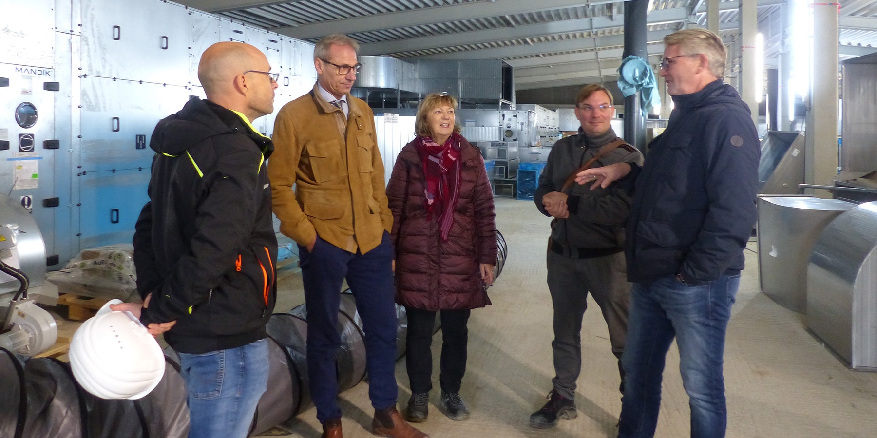 Architekt Dipl.-Ing. Holger Schmidt (links), Elektro-Planer Dipl.-Ing. Klaus Schmidt und HLS-Planer Dipl.-Ing. Michael Vahl (rechts im Bild) erläutern das umfangreiche und leistungsfähige Technnikkonzept © 2023 SBL Greifswald