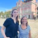 Frau Donkels und Frau Schölens vor dem Rathaus © 2023 Christian Hoffmann (sbl-mv / Finanzministerium MV)