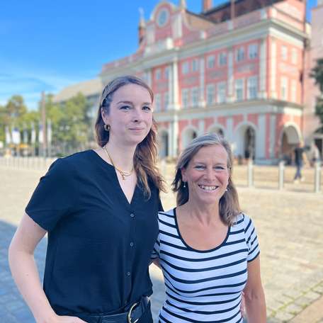 Frau Donkels und Frau Schölens vor dem Rathaus © 2023 Christian Hoffmann (sbl-mv / Finanzministerium MV)