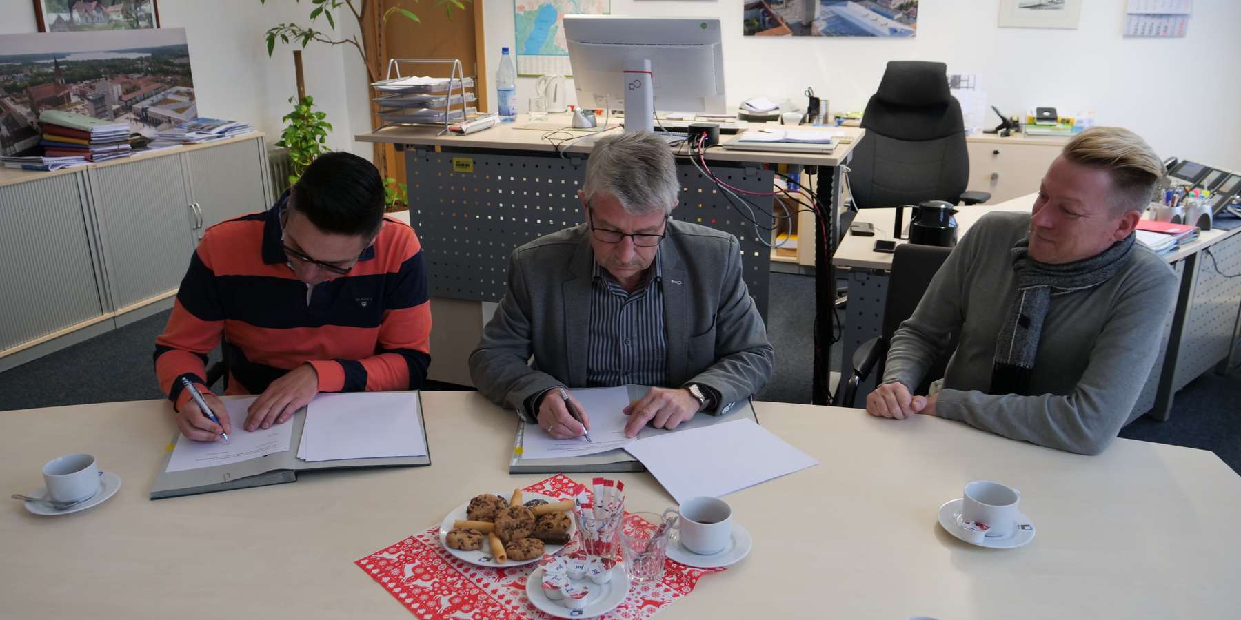 V. l. n. r. Kai Stegemann von der MiKa Gastro UG, Winfried Tasler, Leiter der SBL Neubrandenburg, und Michael Piletzki von der MiKa Gastro UG beim Unterzeichnen des Pachtvertrages. © 2023 Staaliches Bau und Liegenschaftsamt Neubrandenburg
