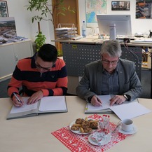 V. l. n. r. Kai Stegemann von der MiKa Gastro UG, Winfried Tasler, Leiter der SBL Neubrandenburg, und Michael Piletzki von der MiKa Gastro UG beim Unterzeichnen des Pachtvertrages. © 2023 Staaliches Bau und Liegenschaftsamt Neubrandenburg
