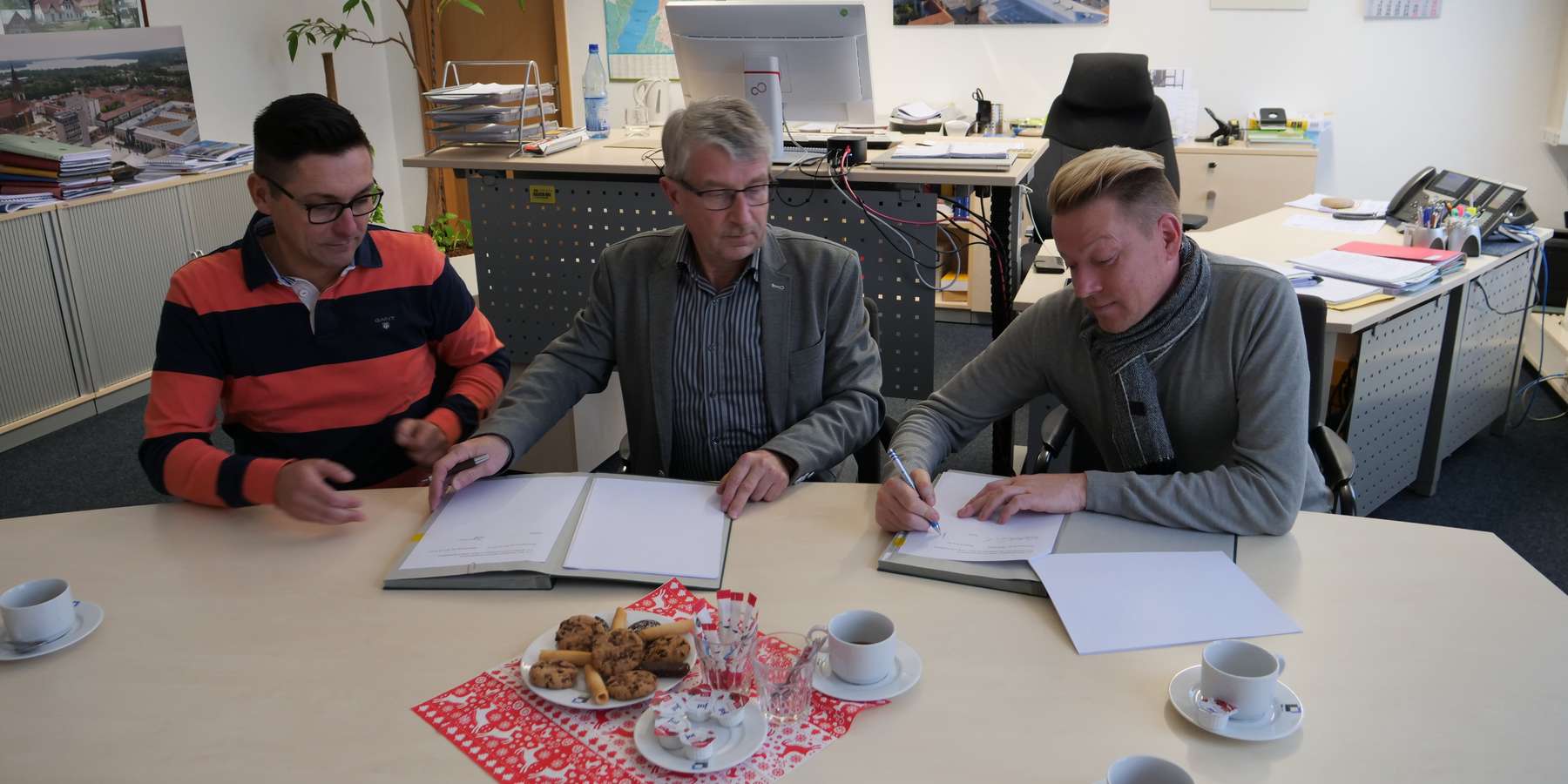 V. l. n. r. Kai Stegemann von der MiKa Gastro UG, Winfried Tasler, Leiter der SBL Neubrandenburg, und Michael Piletzki von der MiKa Gastro UG beim Unterzeichnen des Pachtvertrages. © 2023 Staaliches Bau und Liegenschaftsamt Neubrandenburg