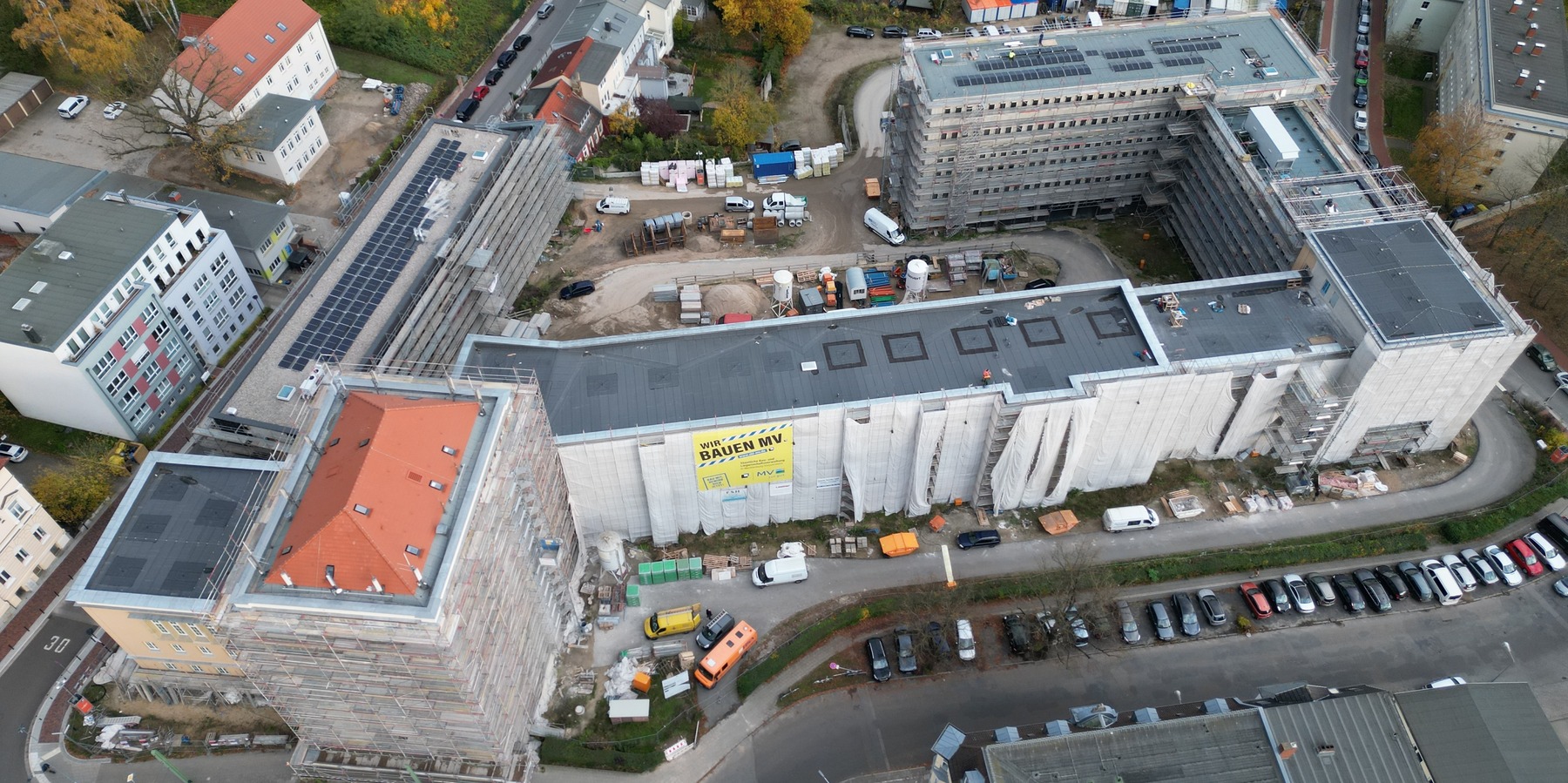 Blick auf den gesamten Gebäudekomplex. Die PV-Anlagen auf den Dächern von Haus 4 und 5 mit einer Leistung von jeweils 30 kwp dienen zur Eigenversorgung der Gebäude. © 2023 Christian Hoffmann (sbl-mv / Finanzministerium MV)