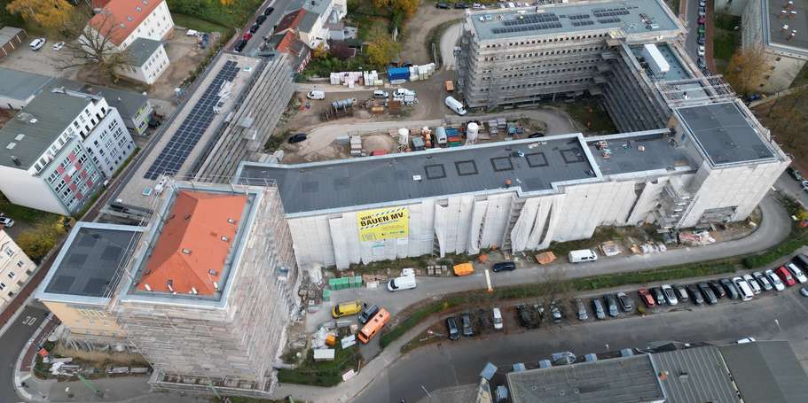 Blick auf den gesamten Gebäudekomplex. Die PV-Anlagen auf den Dächern von Haus 4 und 5 mit einer Leistung von jeweils 30 kwp dienen zur Eigenversorgung der Gebäude. © 2023 Christian Hoffmann (sbl-mv / Finanzministerium MV)