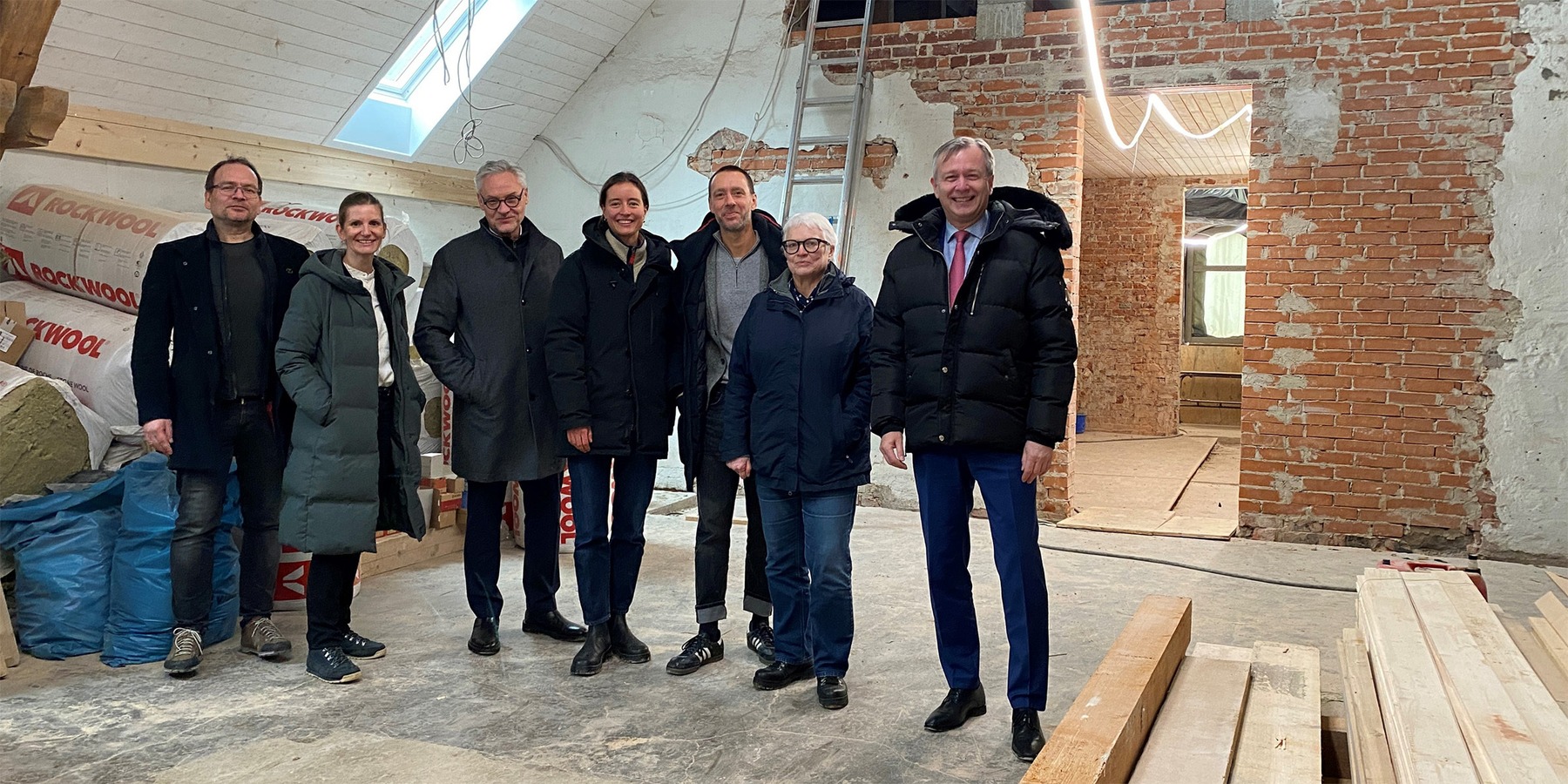 v.l.n.r. Herr Heyn, SBL Schwerin, Frau Werder, Schlutt und Schuldt Architekten, Herr Wenzl Finanzministerium M-V, Frau Kittler und Herr Schlutt, Schlutt und Schuldt Architekten, Frau Henning, SBL Schwerin und Herr Finanzminister Dr. Geue © 2023 SBL Schwerin