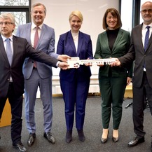 Ministerpräsidentin Manuela Schwesig (Mitte), Justizministerin Jacqueline Bernhardt (2.v.r.), Finanzminister Dr. Heiko Geue (2.v.l.), Greifswalds Amtsgerichtsdirektor Jörg Dräger (rechts), Leiter des SBL Neubrandenburg Winfried Tasler. © 2024 Ministerium für Justiz, Gleichstellung und Verbraucherschutz M-V
