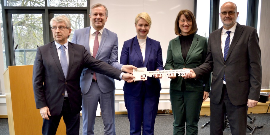 Ministerpräsidentin Manuela Schwesig (Mitte), Justizministerin Jacqueline Bernhardt (2.v.r.), Finanzminister Dr. Heiko Geue (2.v.l.), Greifswalds Amtsgerichtsdirektor Jörg Dräger (rechts), Leiter des SBL Neubrandenburg Winfried Tasler. © 2024 Ministerium für Justiz, Gleichstellung und Verbraucherschutz M-V