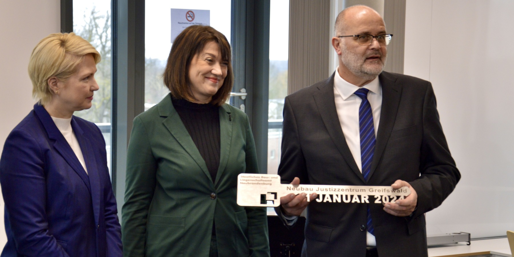 Justizministerin Jacqueline Bernhardt gibt im Beisein der Ministerpräsidentin Manuela Schwesig symbolisch den Schlüssel weiter an den  Hausherren  Amtsgerichtsdirektor Jörg Dräger. © 2024 Ministerium für Justiz, Gleichstellung und Verbraucherschutz M-V
