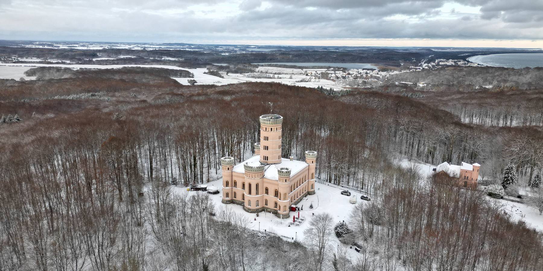 Jagdschloss Granitz – malerisch gelegen in der Lancken-Granitz auf Deutschlands größter Insel © 2023 Christian Hoffmann (sbl-mv / Finanzministerium MV)