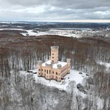 Jagdschloss Granitz – malerisch gelegen in der Lancken-Granitz auf Deutschlands größter Insel © 2023 Christian Hoffmann (sbl-mv / Finanzministerium MV)