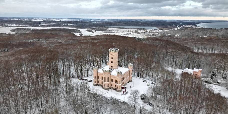 Jagdschloss Granitz – malerisch gelegen in der Lancken-Granitz auf Deutschlands größter Insel © 2023 Christian Hoffmann (sbl-mv / Finanzministerium MV)