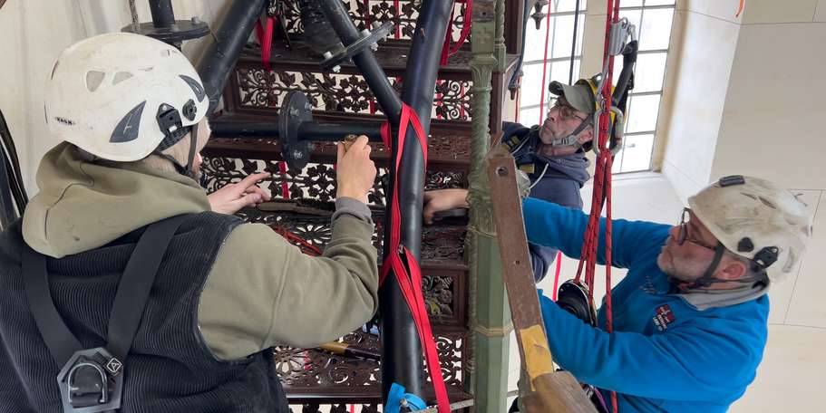 Hängen in den Seilen: Mike Simon (rechts) und Kai Simon (links), auf der Treppe: Eric Klein – alle von Skyworx – Seiltechnik aus Rappin auf Rügen © 2023 Christian Hoffmann (sbl-mv / Finanzministerium MV)