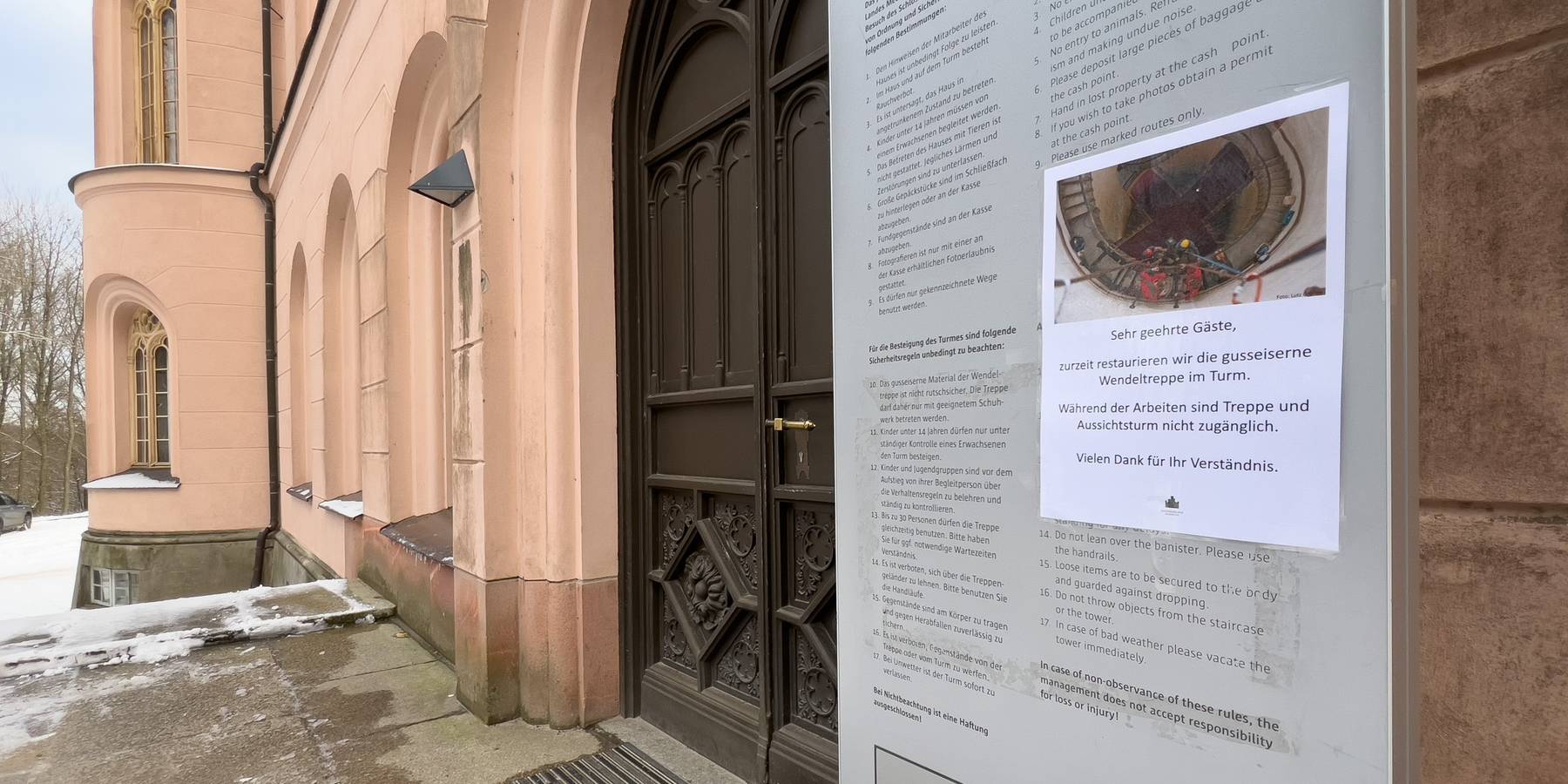 Hinweis am Jagdschloss zu den Arbeiten an der gusseisernen Treppe im Dezember 2023. Zwischenzeitlich sind die Arbeiten beendet und die Treppe besteht erstmalig seit 15 Jahren vollständig aus gusseisernen Stufen! © 2023 Christian Hoffmann (sbl-mv / Finanzministerium MV)