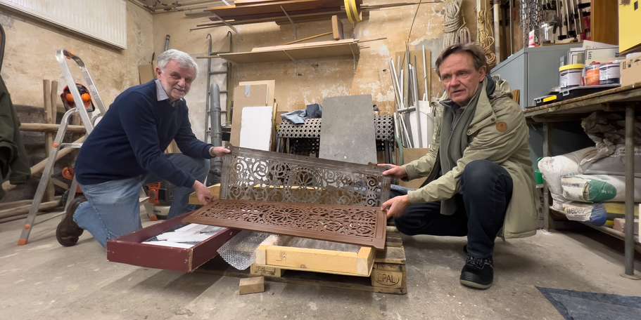 Mit der Vorlage für das Modell (hinten) und dem erstem Nachguss (vorn) – Dr. Rudolf Käpplein, beauftragter Fachmann (links) und Thomas Kirchgässner vom SBL Greifswald in der Werkstatt des Jagdschlosses © 2023 Christian Hoffmann (sbl-mv / Finanzministerium MV)