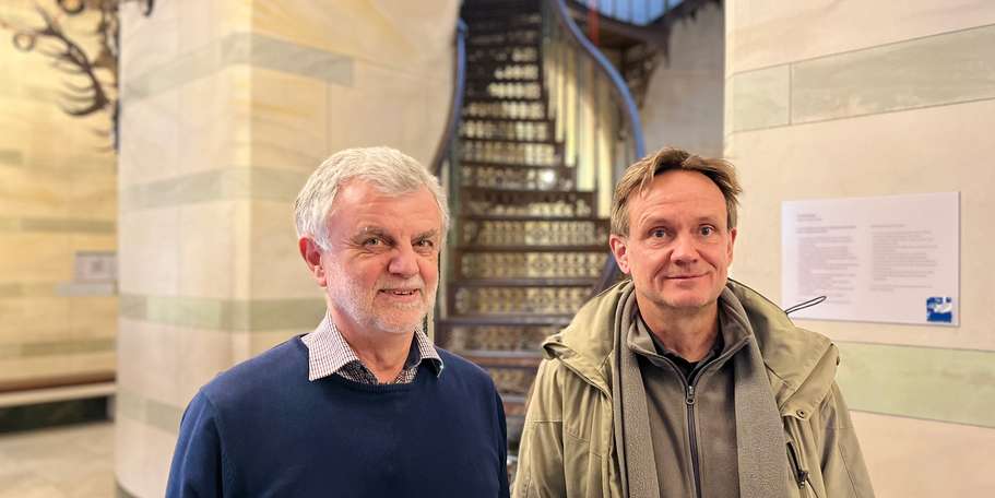 Dr. Rudolf Käpplein, beauftragter Fachmann für die gusseiserne Treppe im Jagdschloss Granitz (links) und Thomas Kirchgässner vom für das Bauprojekt verantwortlichen SBL Greifswald © 2023 Christian Hoffmann (sbl-mv / Finanzministerium MV)