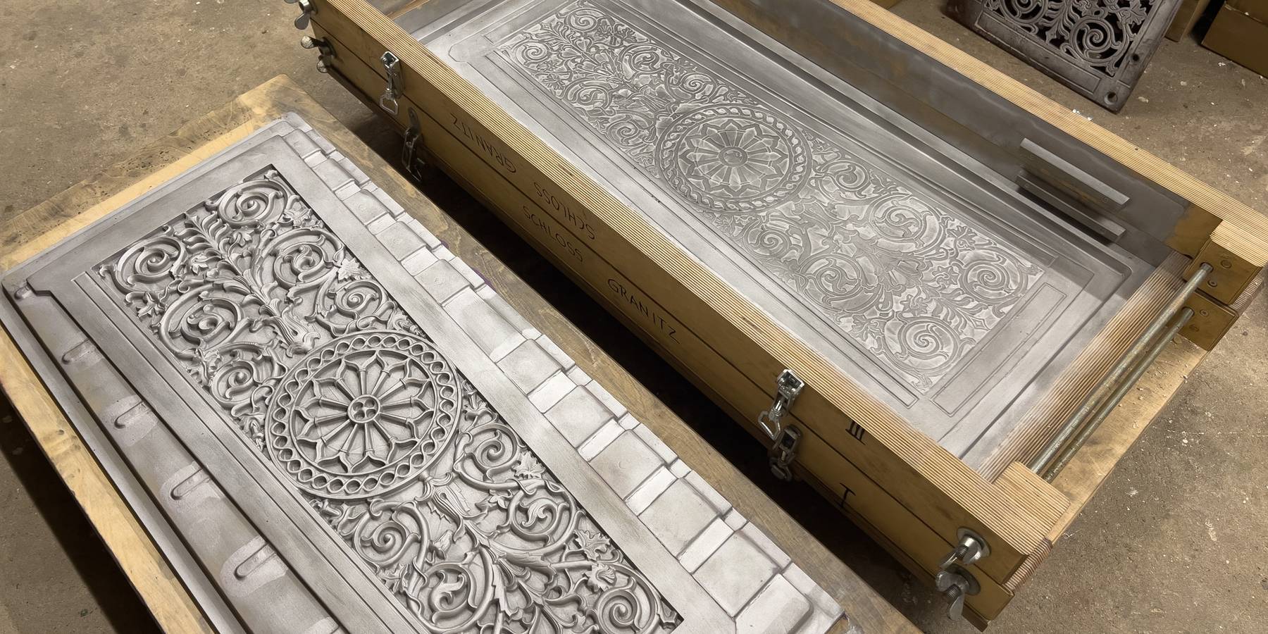 Was für ein Modell! Damit können Stufen der gusseisernen Treppe nachgegossen werden, falls sich die originalen Stufen nicht mehr restaurieren lassen © 2023 Christian Hoffmann (sbl-mv / Finanzministerium MV)