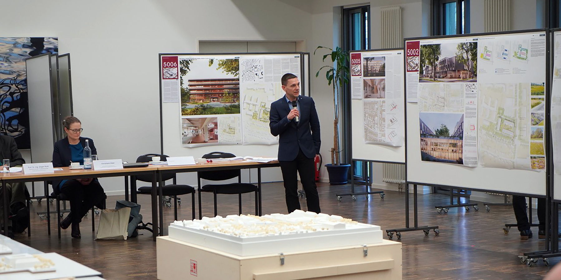 Herr Bludau bei Erläuterungen des Bauvorhabens © P. F. Weber | [phase eins]