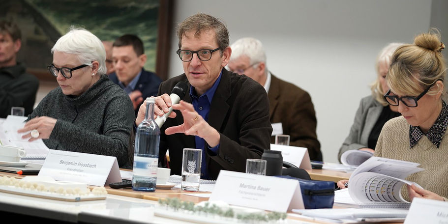 Herr Hossbach moderierte den Wettbewerb © P. F. Weber | [phase eins]